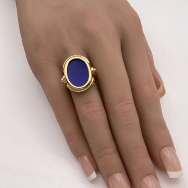 Lapis Lazuli Vintage Ring 18K Gold hand comparison